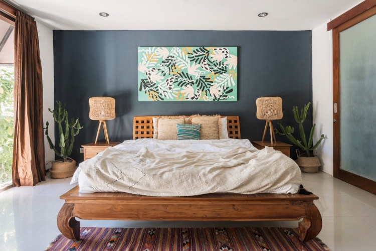 Udobna spavaća soba sa plavim akcentnim zidom